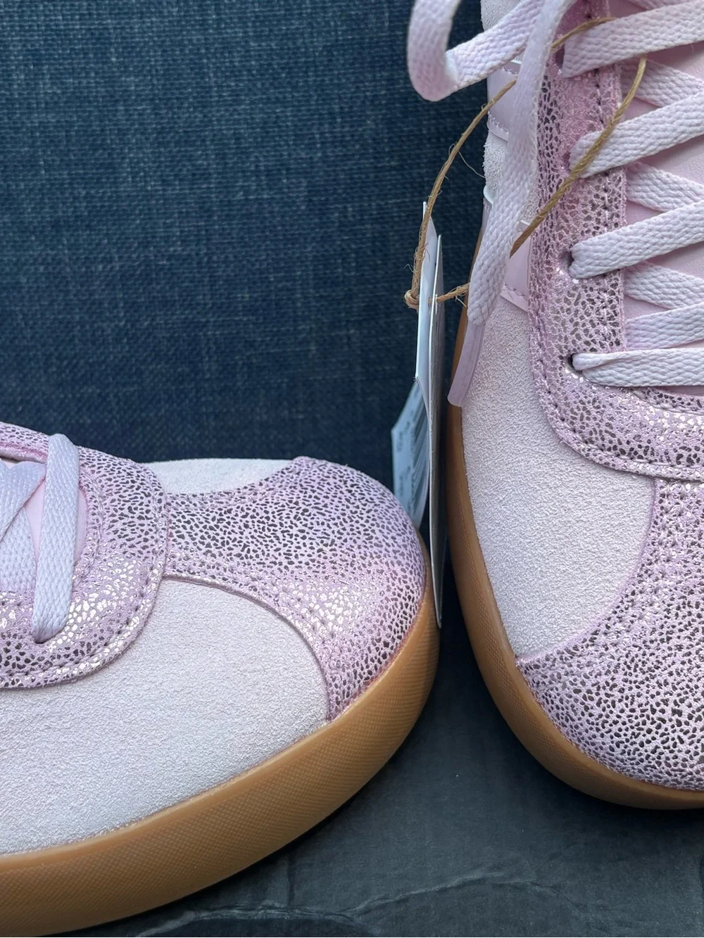Adidas girl’s soft Pink with shimmering pink Sneakers youth 4.5, women’s 5.5